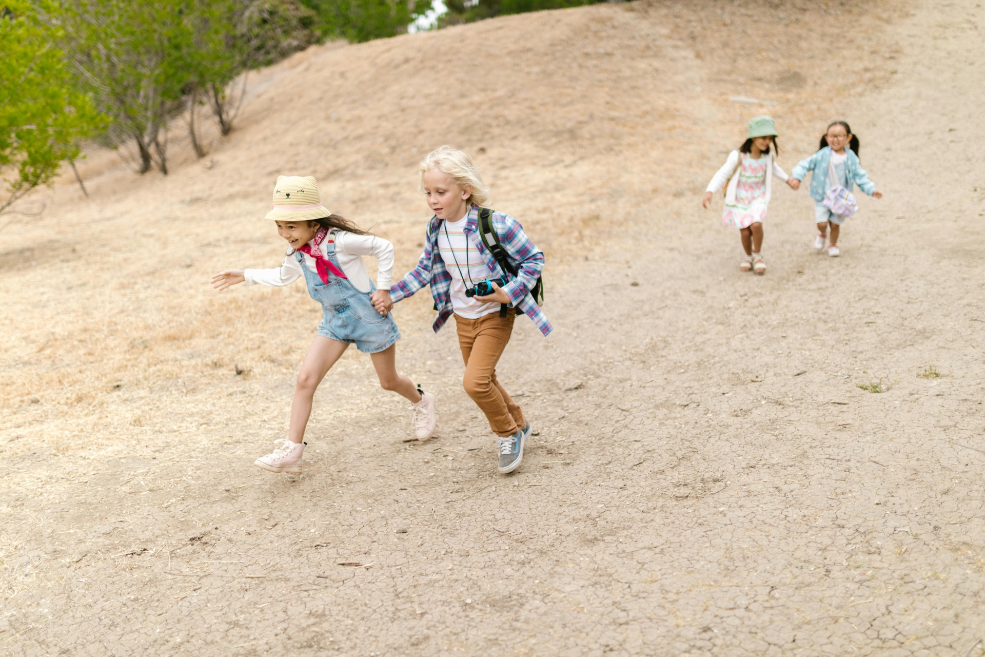 vier Mädchen spielen im Sand