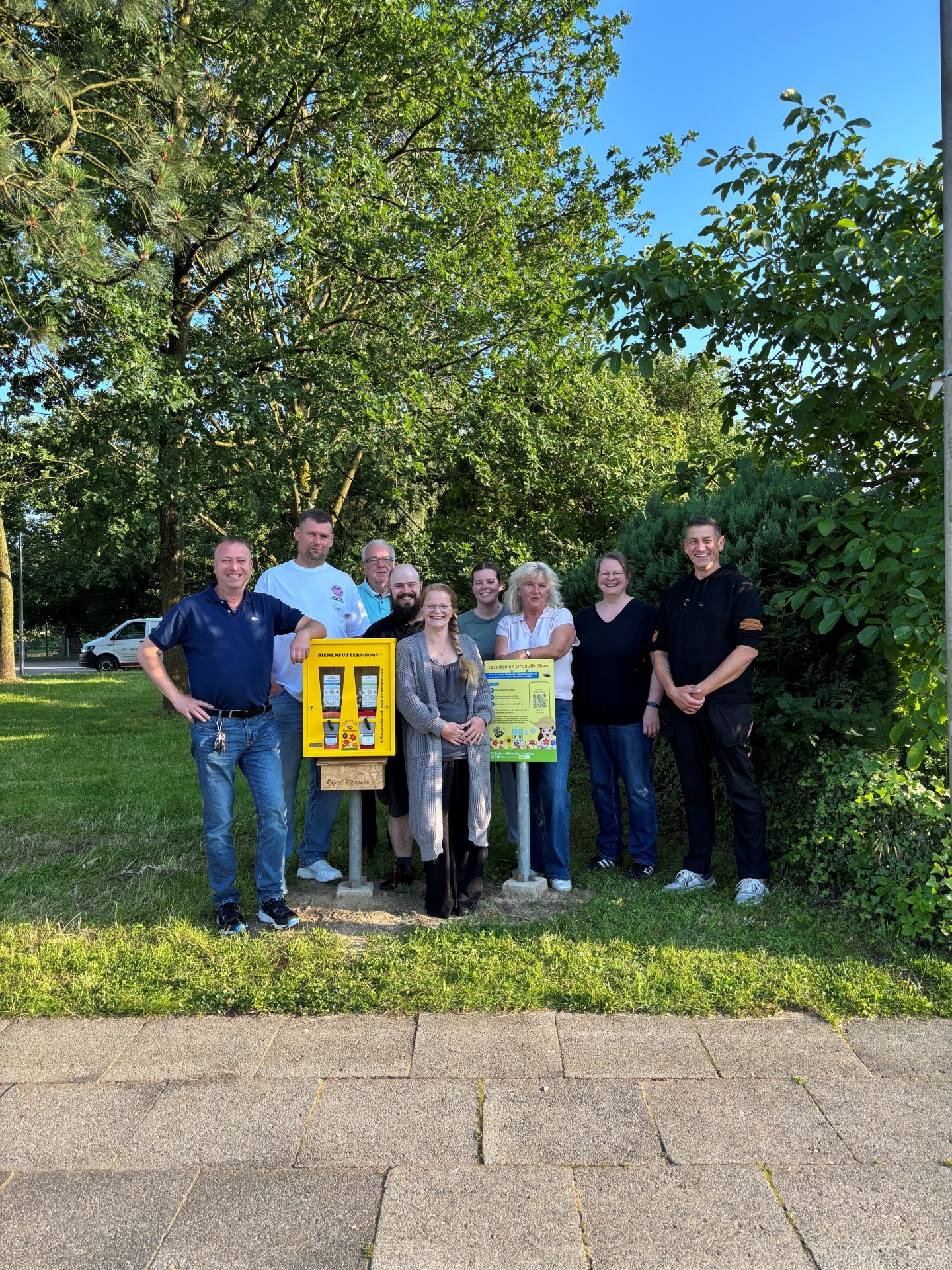 Der Bezirksausschuss Lohfeld-Veltheim hat am Kindergarten Lohfeld einen Bienenautomaten aufgestellt.