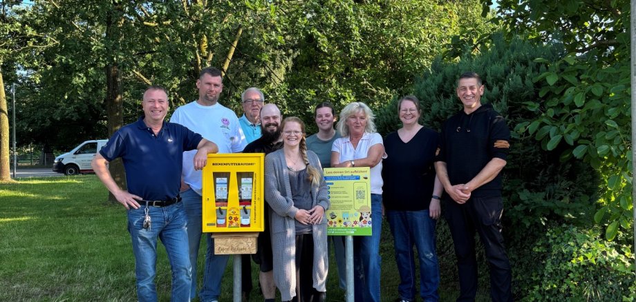 Der Bezirksausschuss Lohfeld-Veltheim hat am Kindergarten Lohfeld einen Bienenautomaten aufgestellt.