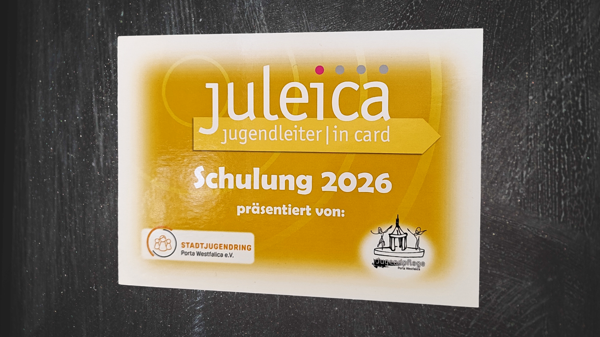 Ein Flyer ist an eine Tafel geklebt