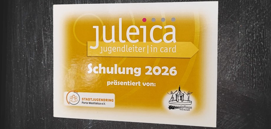 Jueica Web - 1 Ein Flyer ist an eine Tafel geklebt