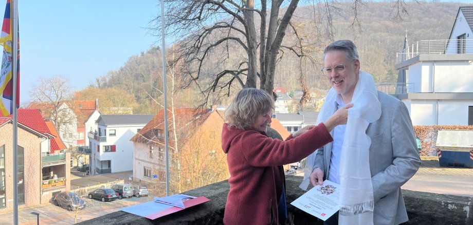Christane Haselau überreicht dem Ersten Beigeordneten Carsten Dierks den Dank der Tibet Initiative