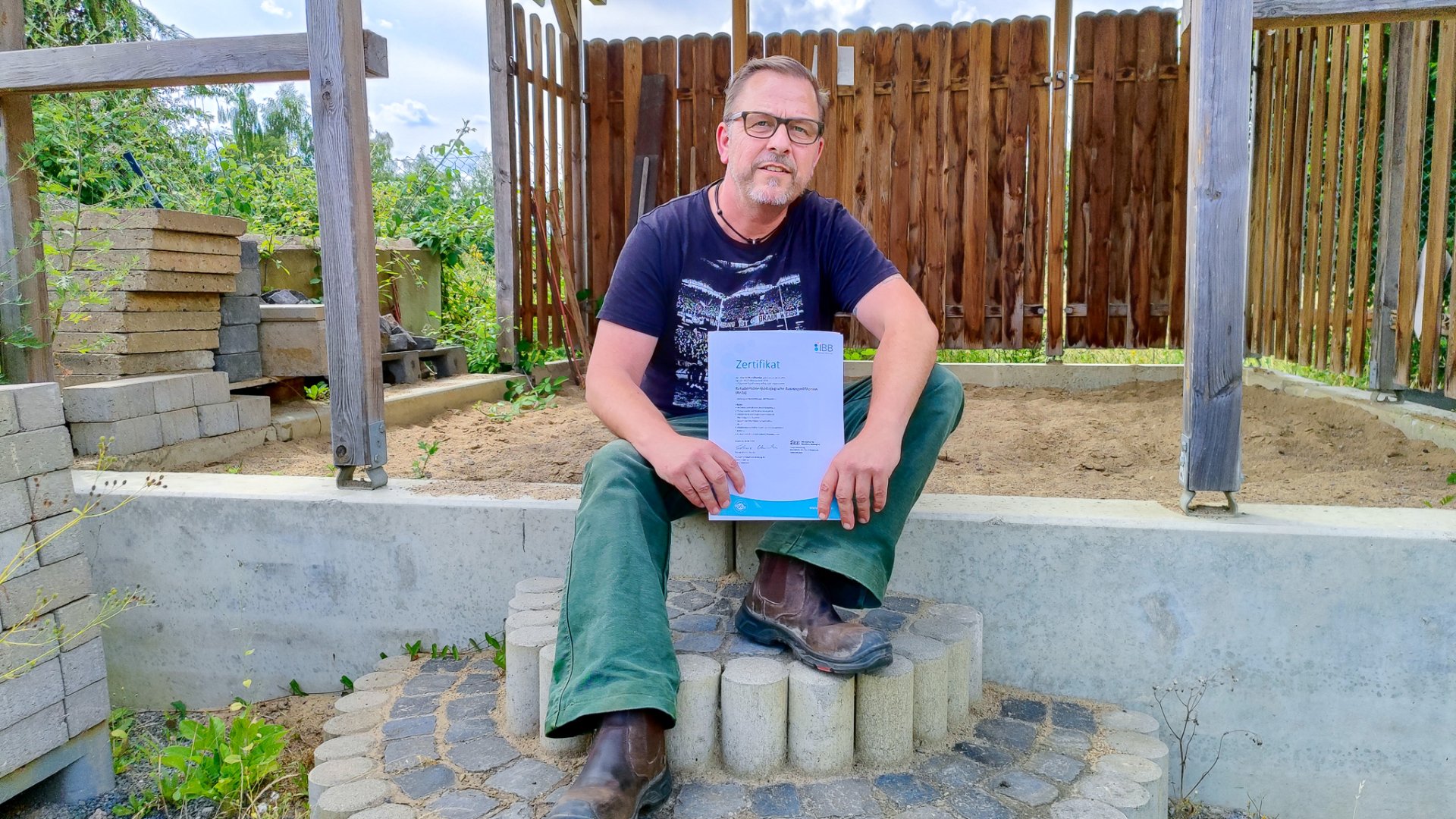 Frank Mundhenke präsentiert das Zertifikat der Landwirtschaftskammer, das die Werkerausbildung im Garten- und Landschaftsbau auf dem Baubetriebshof der Stadt Porta Westfalica ermöglicht.