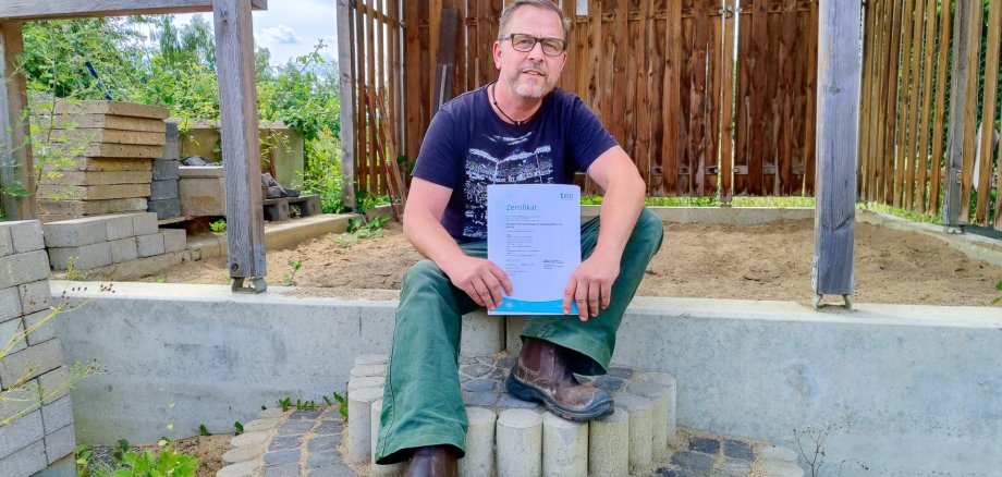 Frank Mundhenke präsentiert das Zertifikat der Landwirtschaftskammer, das die Werkerausbildung im Garten- und Landschaftsbau auf dem Baubetriebshof der Stadt Porta Westfalica ermöglicht.