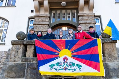 Der stellvertretende Bürgermeister Karl-Erich Schmeding hat gemeinsam mit Mitgliedern der Tibet Initiative die Tibet Flagge vor dem Rathaus gehisst
