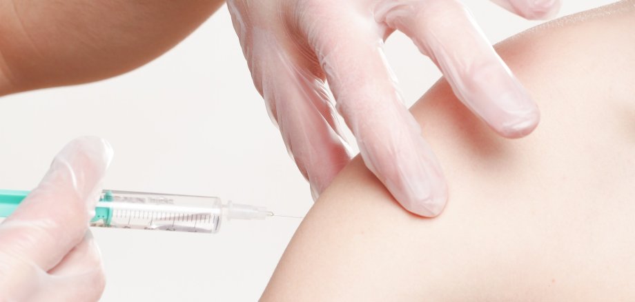 Impfung mit einer Spritze