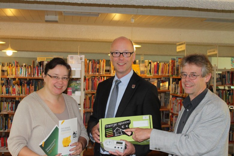Stadtbüchereileiterin Susanne Sieker, Bürgermeister Bernd Hedtmann, Umweltbeauftragter Dr. Albrecht von Lochow