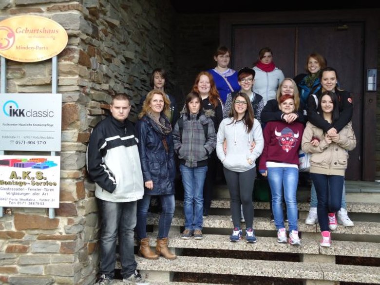 Nach der Übergabe der Teilnahmebescheinigungen: (v.l.n.r) Julie Meyer (Frühe Hilfen), Saskia Kayser, Mariana Bese, Alina Kuznecov, Franziska Gymnich, Josiann Kollmeyer, Dustin Wahl, Sylvia Zenker, Vivien Xhaka, Shona Mitchell, Britta Borgmann (Schulsozialarbeit), Rico Steinbach