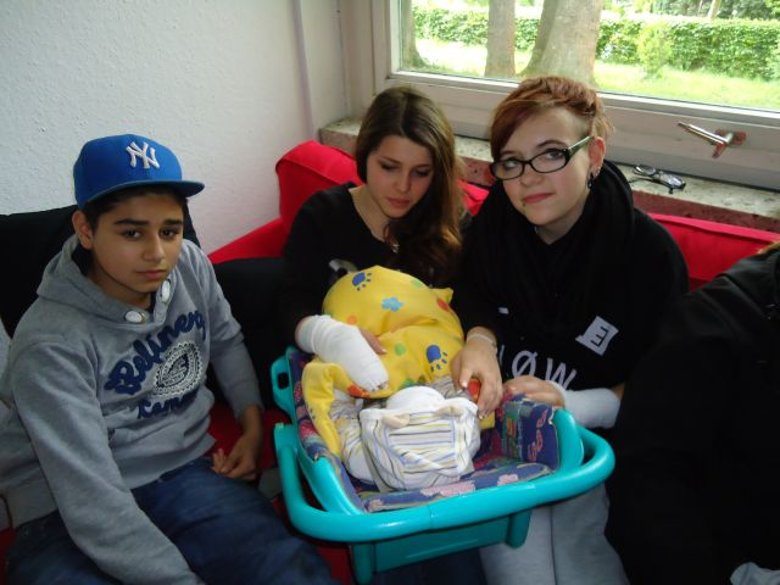 Jugendliche mit Babypuppe – (v.l.n.r) Rico Steinbach, Vivien Xhaka, Shona Mitchell