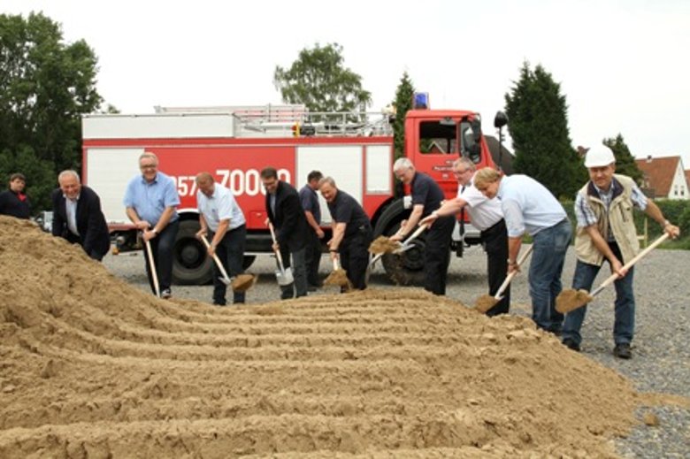 Spatenstich für das Feuerwehrgerätehaus in Veltheim im Juni 2014
