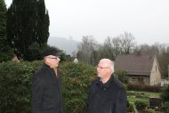 Bürgermeister Bernd Hedtmann besichtigt mit Wolfgang Held vom Volksbund Deutsche Kriegsgräber e.V. im Februar 2015 die Kriegsgräberstätten der Stadt Porta Westfalica