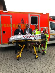 Übergabe der Kuscheltiere (von links nach rechts: Daniel Hesseling, Christof Kuczera, Benjamin Krebs und Alexandra Schumacher)