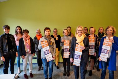 ©Stadt Porta Westfalica v.l.n.r. Stephanie Möller, Madeline Gutzeit, Magret Müllering, Martina Meier, Sabine Denker, Kristine Heinecke, Judith Mohme, Kerstin Ramm, Dr. Sonja Gerlach, Sarah Lutz, Heike Krüger, Mona Finkemeier, Andrea Kneller. Alle Beteiligten waren zum Zeitpunkt des Fotos geimpft, getestet oder genesen.