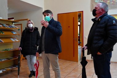 v.l.: Bürgermeisterin Dr. Sonja Gerlach, Impfarzt Esteban Roman Garcia und Sachgebietsleiter Detlef Brand