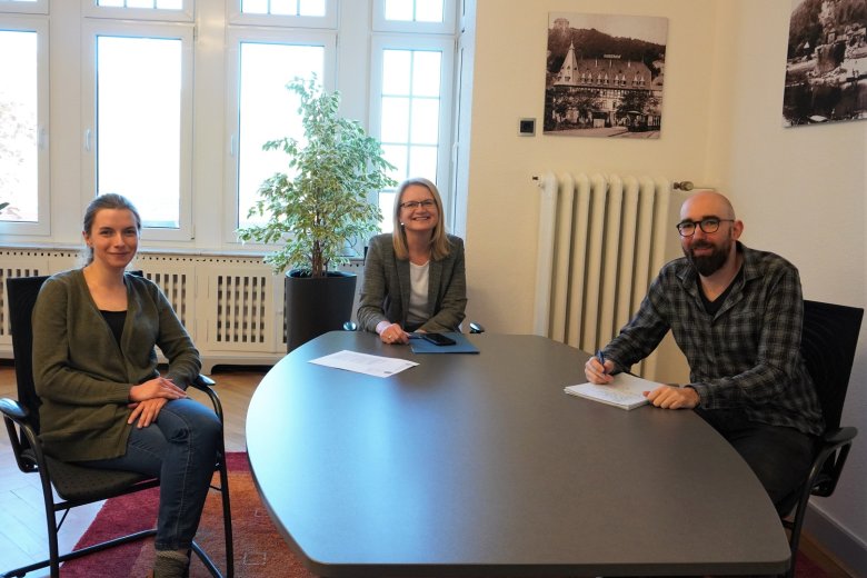 v.l.: Ronja Graßhoff, Bürgermeisterin Dr. Sonja Gerlach, Lucas Schierbaum ©Stadt Porta Westfalica