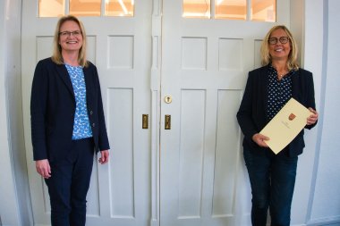 Bürgermeisterin Dr. Gerlach übergibt Fachbereichsleiterin Ute Schröder die Urkunde zum Antritt der Stelle©Stadt Porta Westfalica