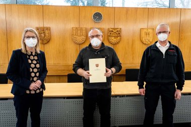 v.l. Bürgermeisterin Dr. Sonja Gerlach, Jubilar Detlef Schröder und Detlef Bake von der Feuer- und Rettungswache Porta Westfalica ©Stadt Porta Westfalica
