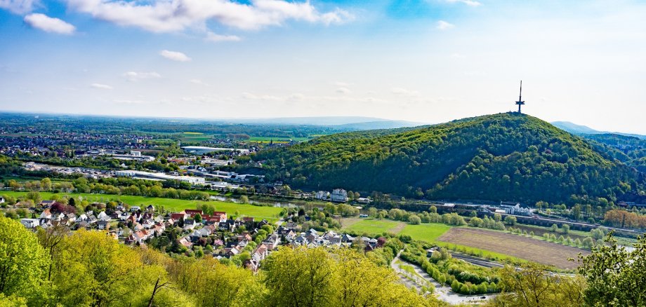 Landschaft mit Häusern und einem Berg