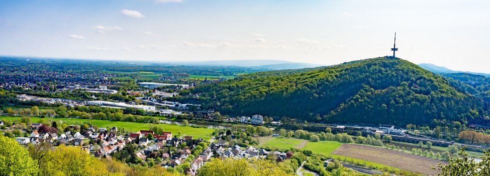 Landschaft mit Häusern und einem Berg
