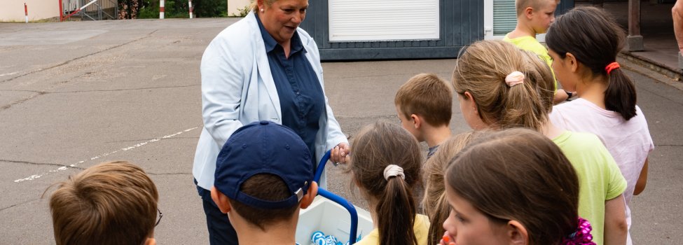 Kinder und eine Frau 