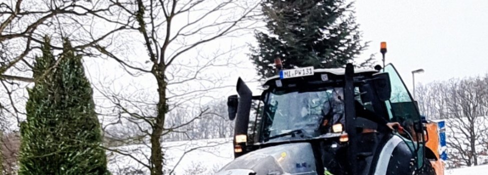 Ein Trecker beim Winterdienst
