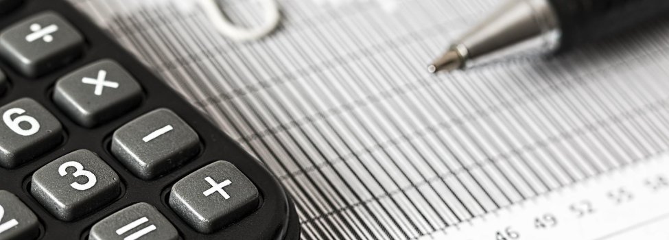 Ein Taschenrechner und ein Stift