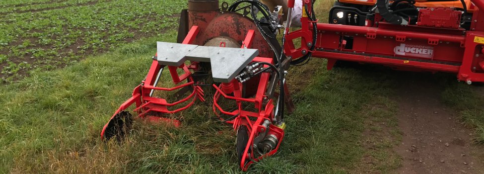 Eine rote Baumaschine