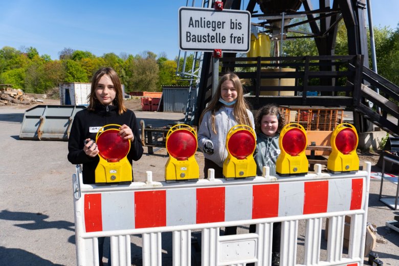 Kinder hinter einer Verkehrsabsperrung