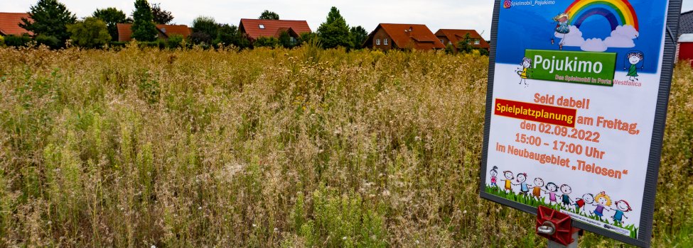 Ein Plakat auf einer Wiese