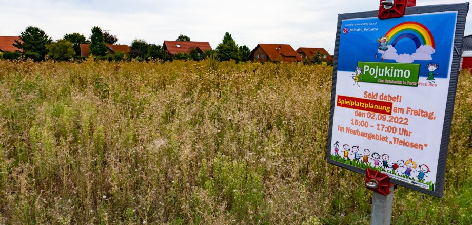 Ein Plakat auf einer Wiese