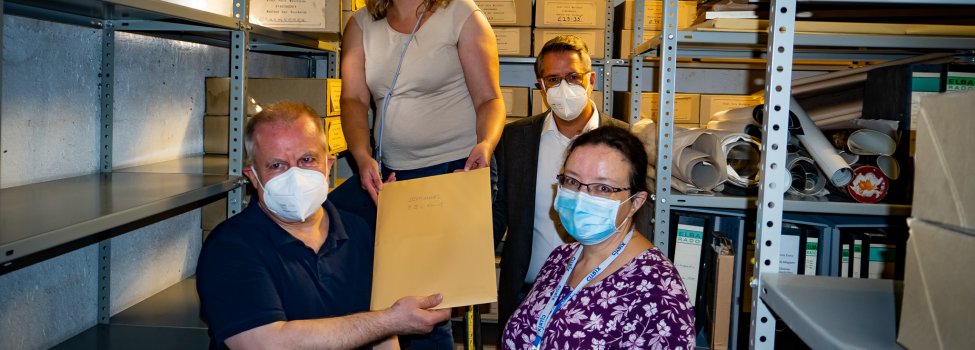 Menschen vor Regalen