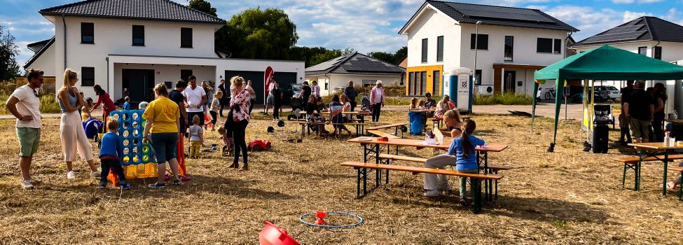 Kinder auf einer Wiese