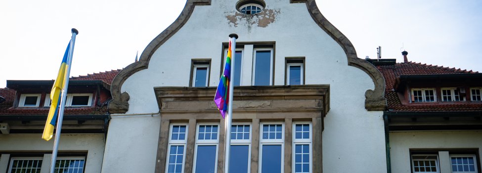 Das Rathaus Porta Westfalica mit einer Regenbogenflagge