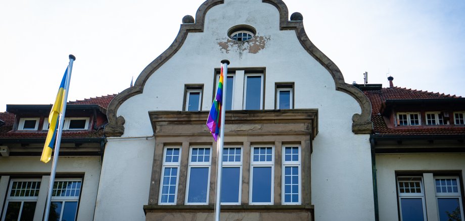 Das Rathaus Porta Westfalica mit einer Regenbogenflagge