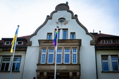 Das Rathaus Porta Westfalica mit einer Regenbogenflagge