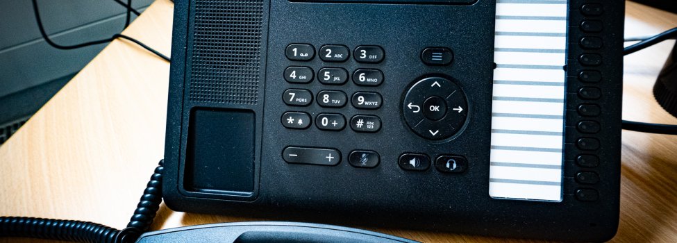 Ein Telefon mit dem Hörer daneben