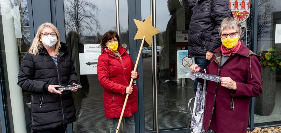 Sternsinger segnen das Rathaus