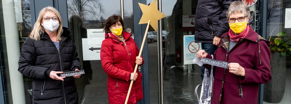 Sternsinger segnen das Rathaus