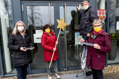 v.l. Bürgermeisterin Dr. Sonja Gerlach, Beate Bornemeier, Benno Liebscher und Theresia Mertens-Kütemeier von der Gemeinde St. Walburga bei der Anbringung des Segens an der Rathaustür