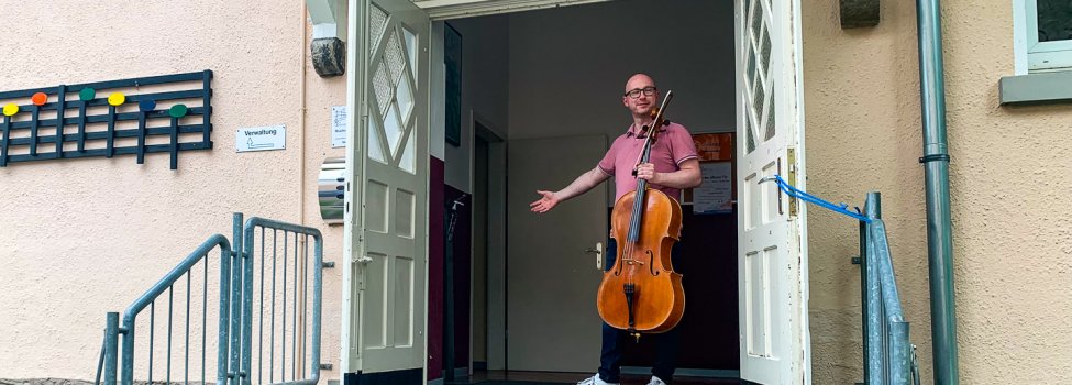 Ein Mann mit einem Cello