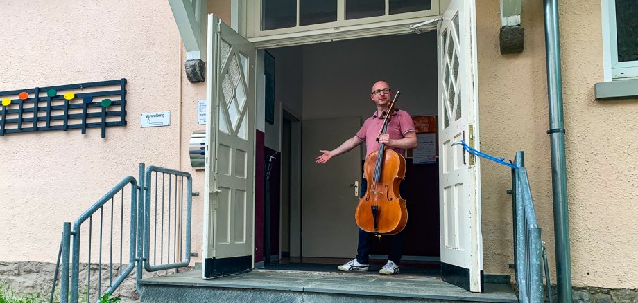 Ein Mann mit einem Cello