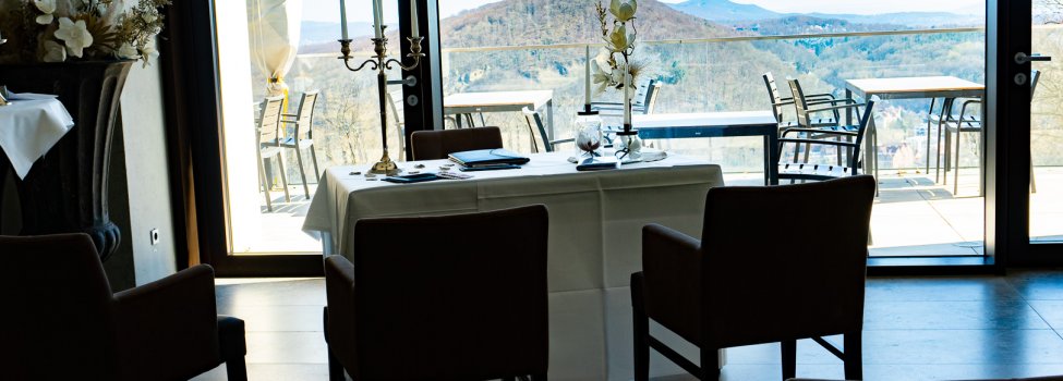 Stühle und ein Tisch 