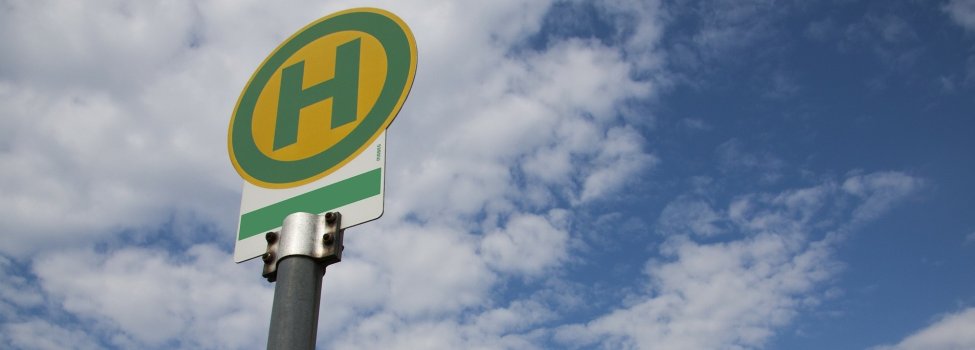 Ein Bushalteschild