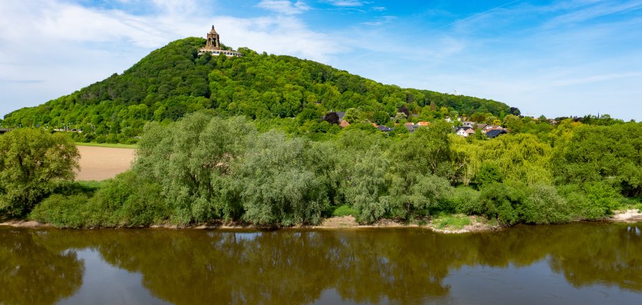 Ein Denkmal auf einem Berg am Fluss