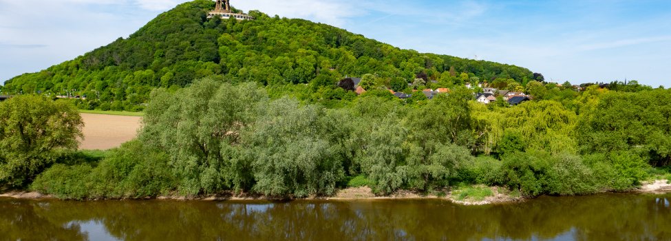 Ein Denkmal auf einem Berg am Fluss