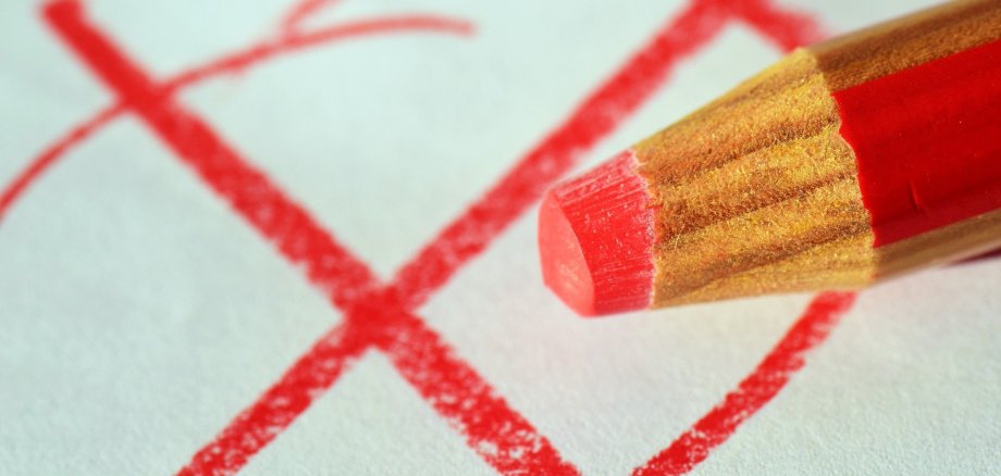 Ein Stift und ein rotes Kreuz