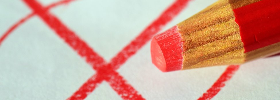 Ein Stift und ein rotes Kreuz