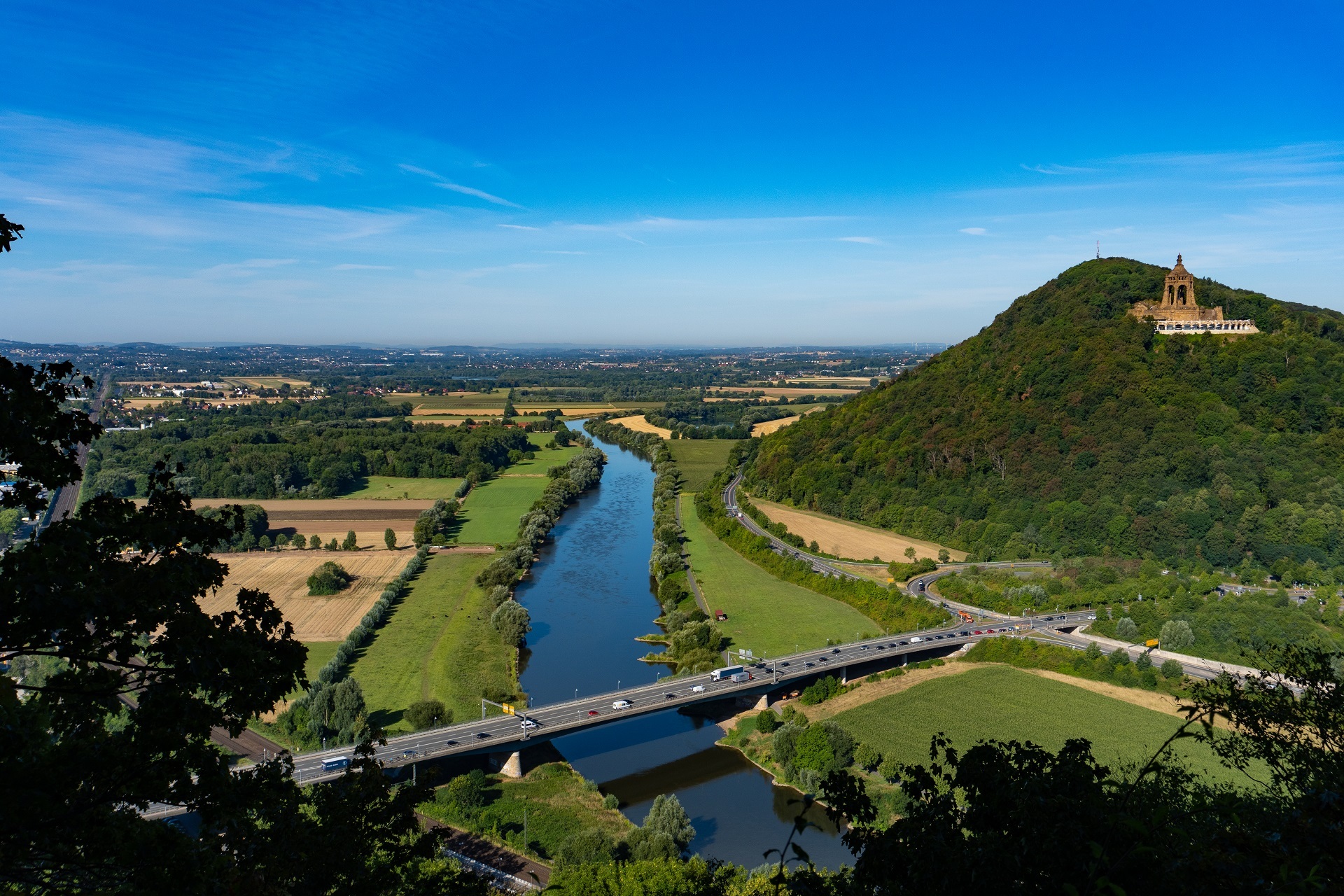 Blick auf einen Berg und einen Fluss