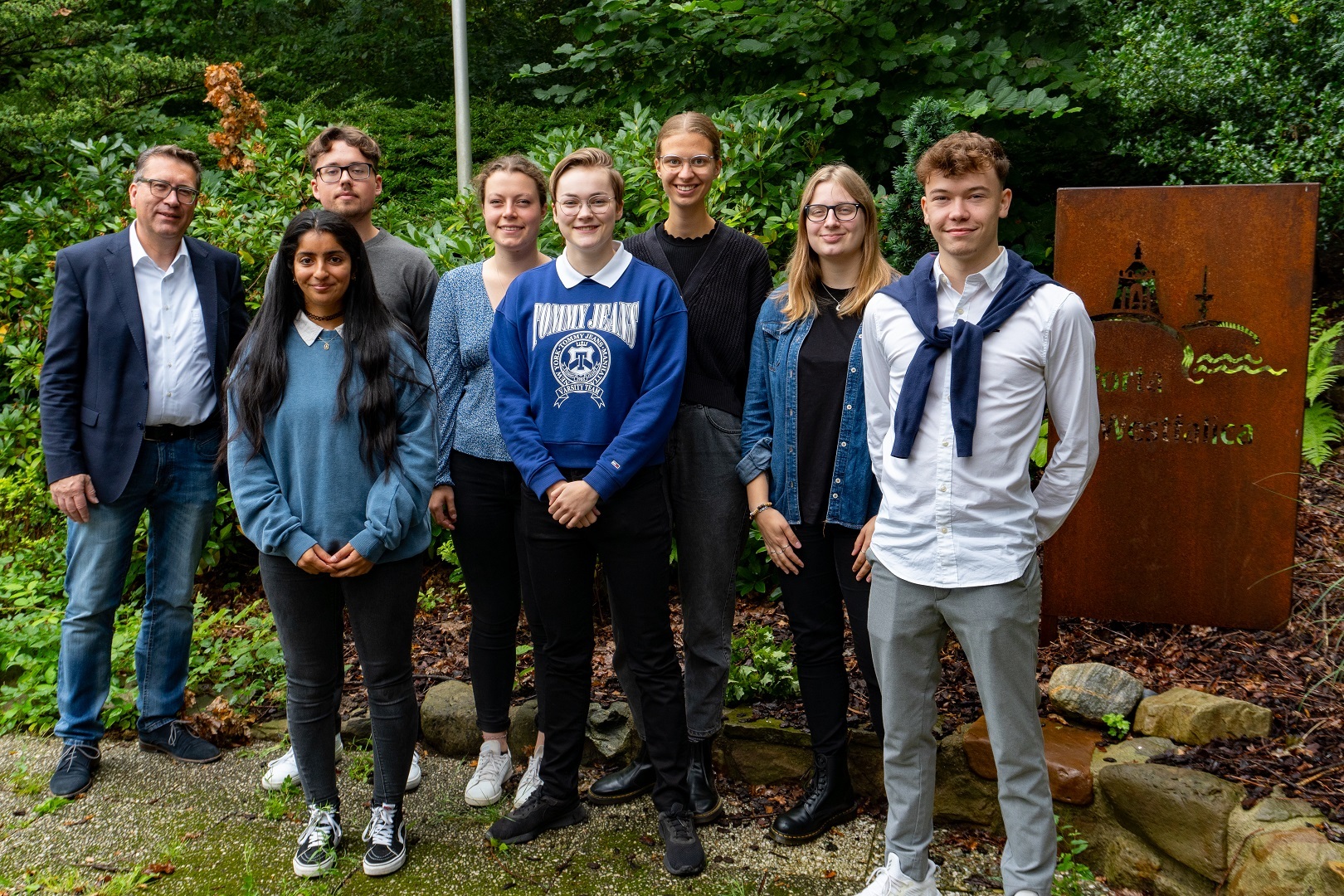 v. l. hintere Reihe: Stefan Mohme, Ronan Randall, Lea Weiß, Marielena Fischer, Sarah Karczewski
vordere Reihe: Amel Fazli, Jacqueline Vermeersch, Paul Müller