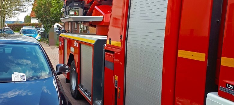 Ein Feuerwehrauto an einer engen Straßenstelle